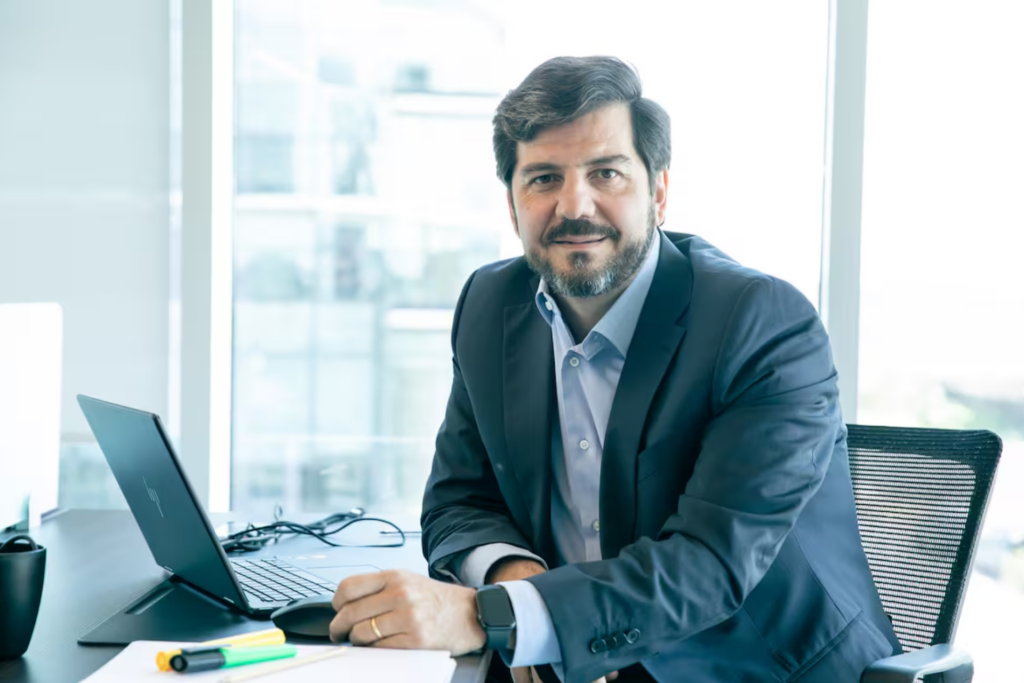 Fernando Marengo sentado en su oficina